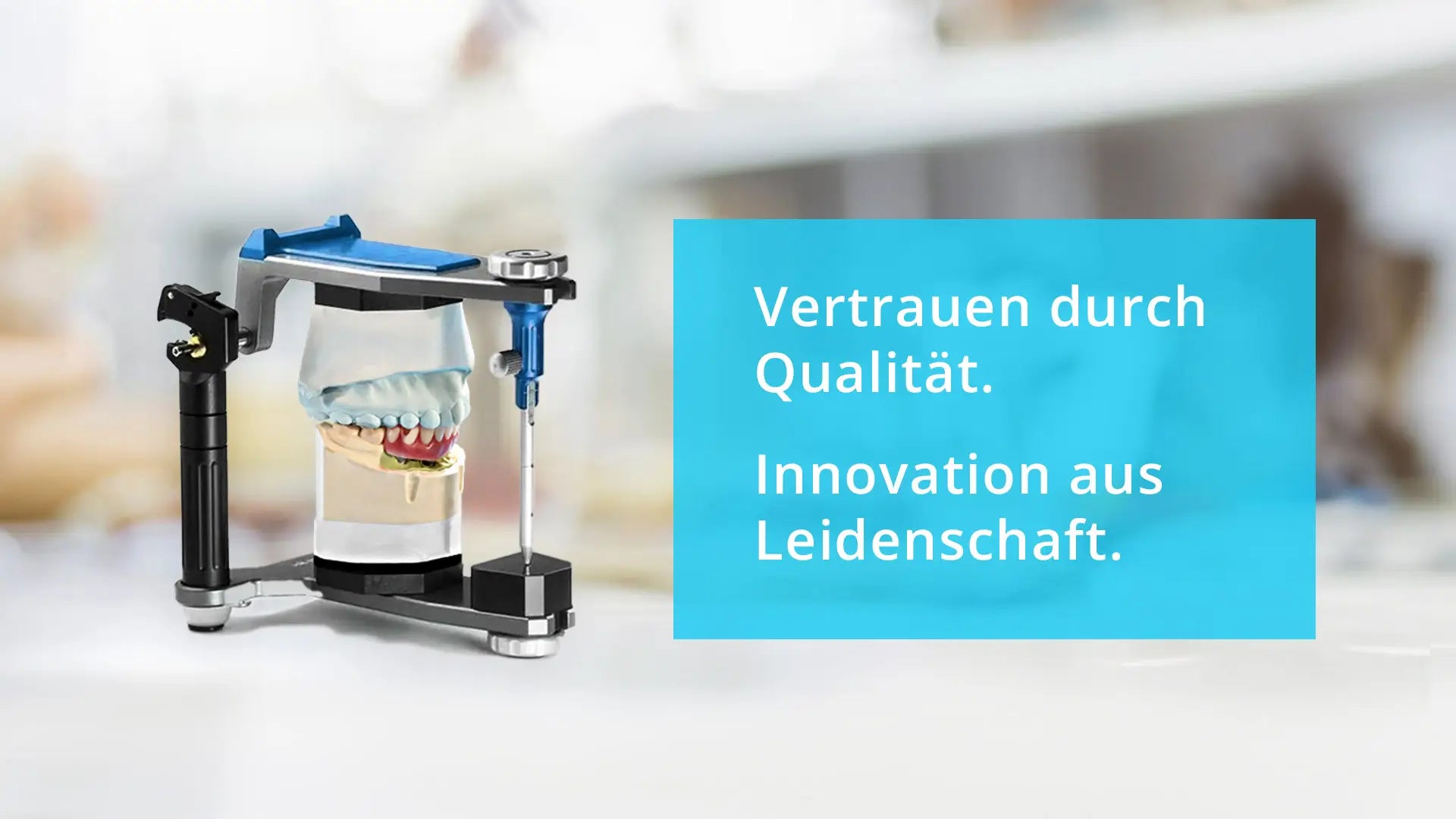 Ein Artikulator von Carana und daneben eine Textbox mit "Vertrauen durch  Qualität. Innovation aus  Leidenschaft."